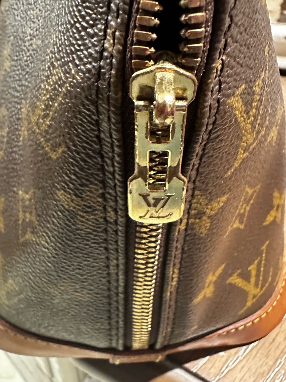 Louis Vuitton Alma - Picture 9 of 11
